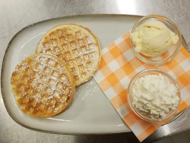 Mini wafels met ijs en slagroom